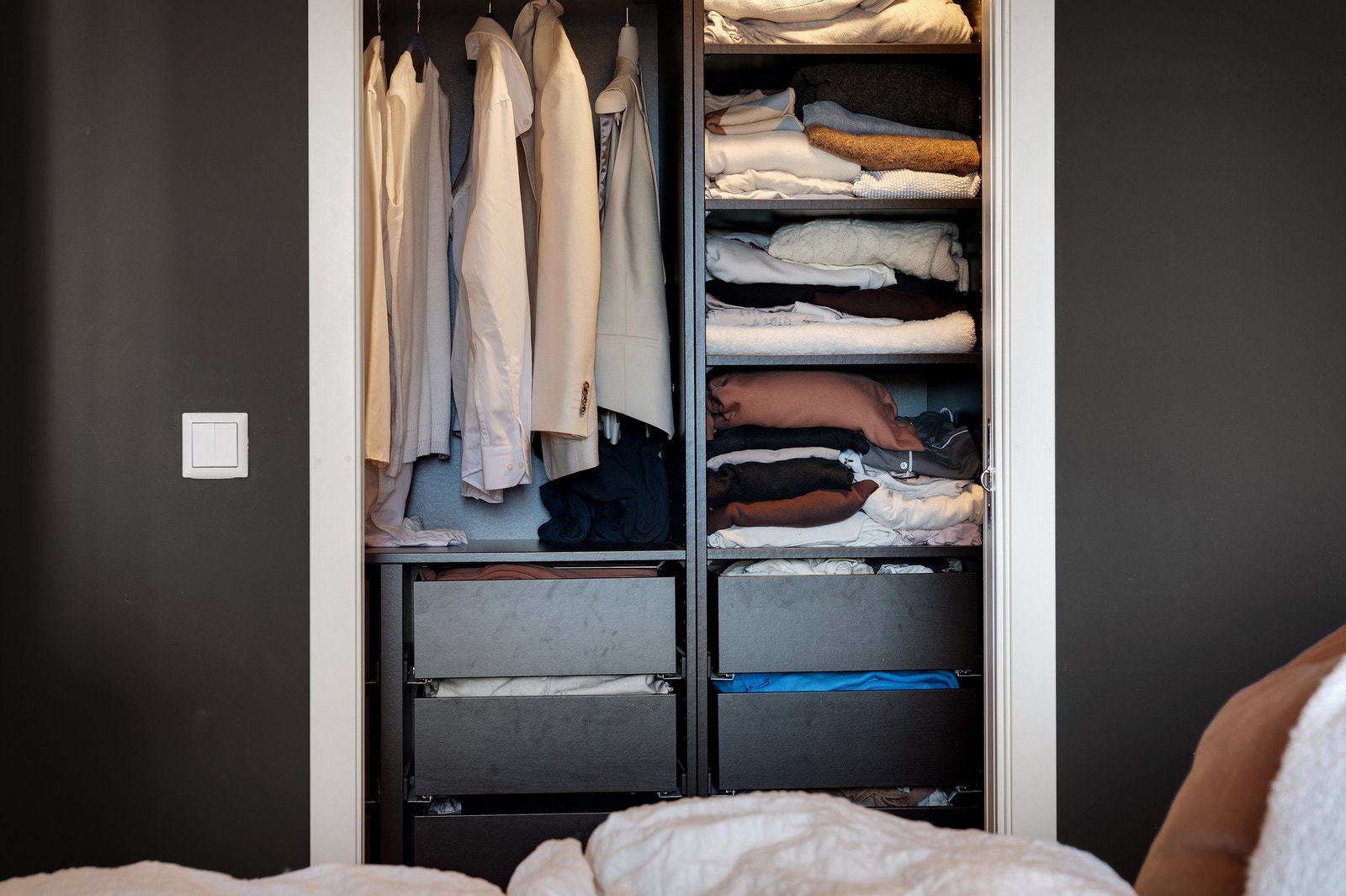 Garderoben er romslig, hvor man får plass til det meste. Dette rommet er som et walk in garderobe. Galleribilde