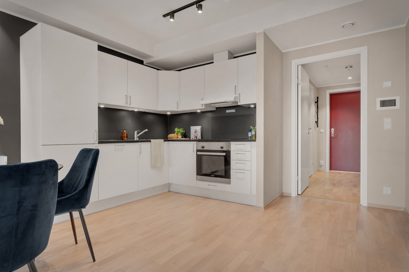 Boligen har et flott Norema kjøkken. Her er det godt med lagrinsplass i skuffer og skap. Galleribilde