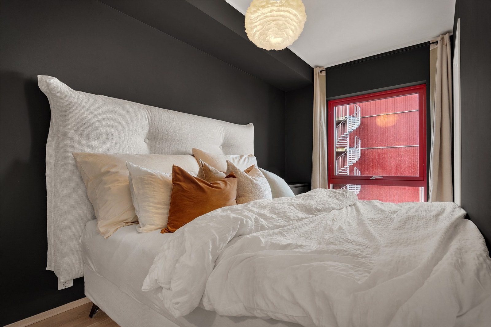 Videre har man et romslig hovedromerom med god plass til stor seng. Galleribilde