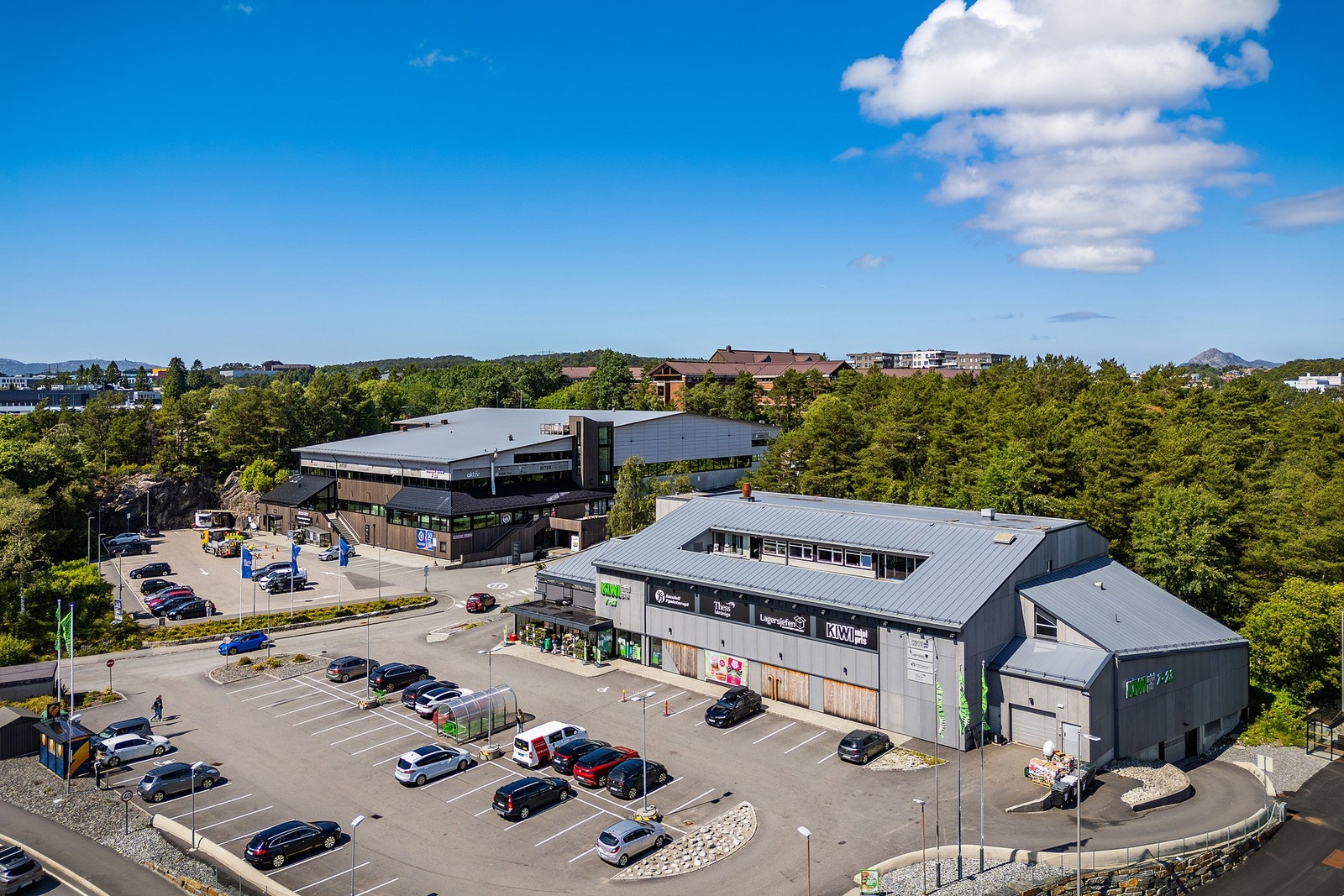 Like nedenfor boligen finner vi både Kiwi, Rema, Padel, frisør, restuarant mm. Galleribilde