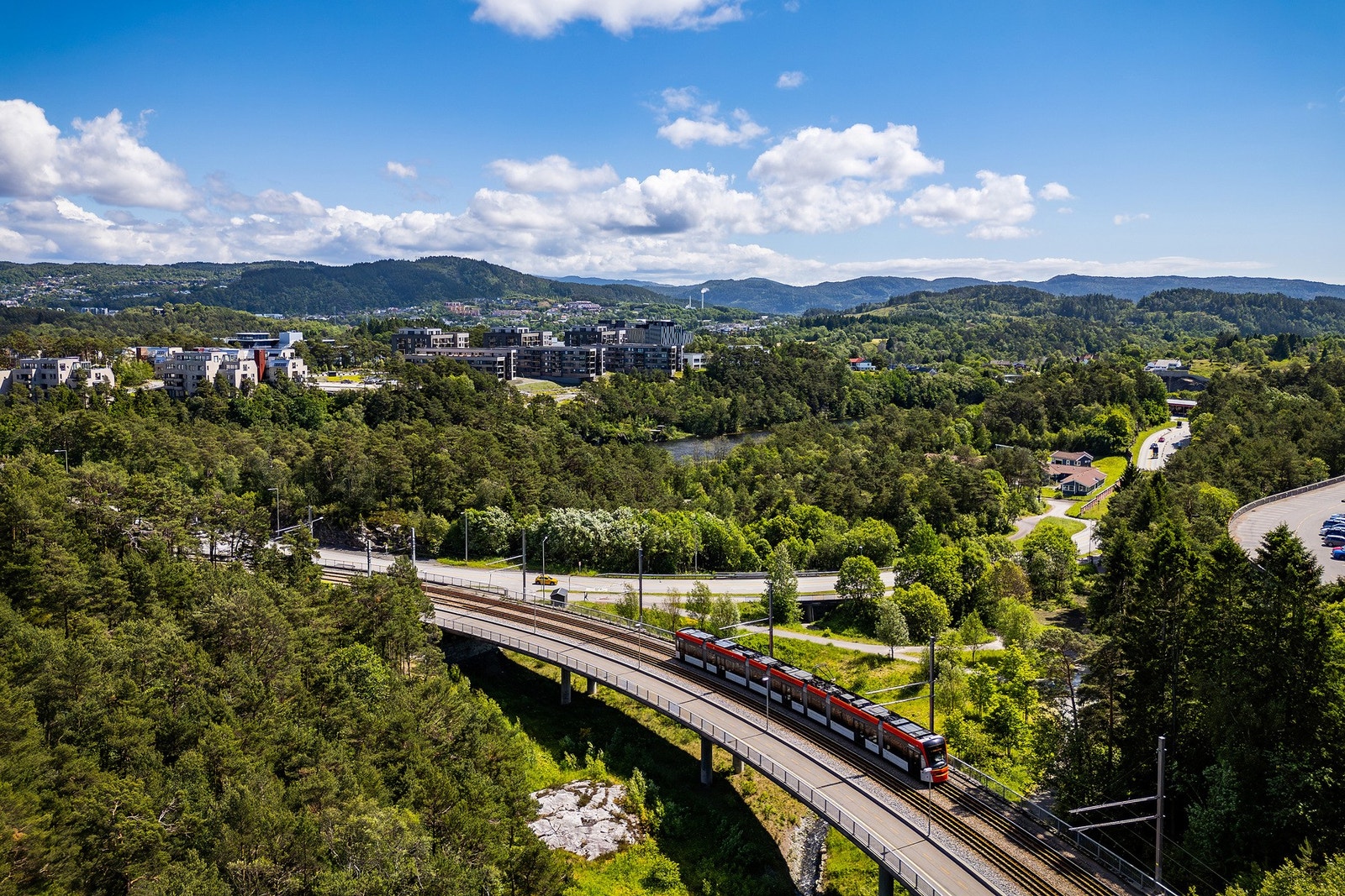 Bybanen går fra Equinor og tar ca 10 minutt å gå til fra boligen. Galleribilde
