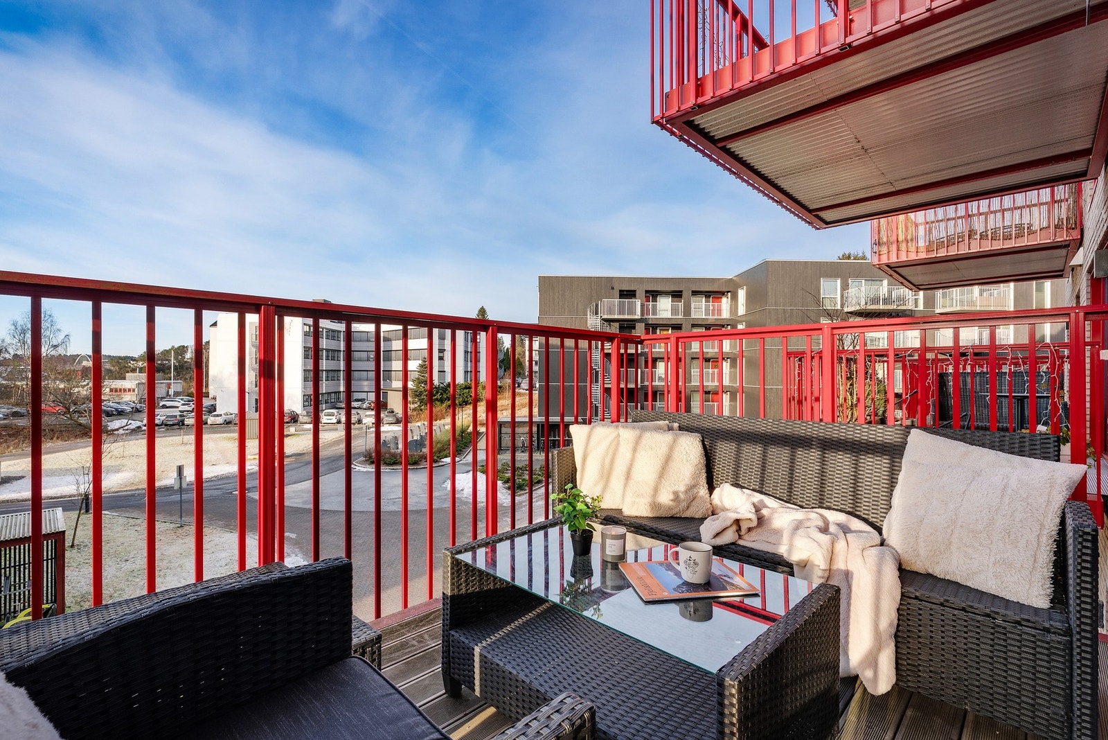 Boligen har en romslig balkong med god plass til utemøbler. Galleribilde