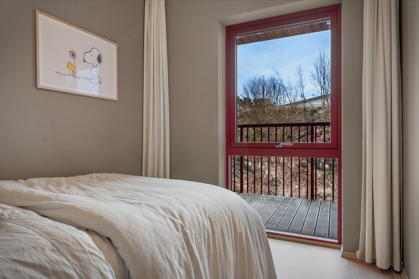 Stort vindu med masse lys. Galleribilde