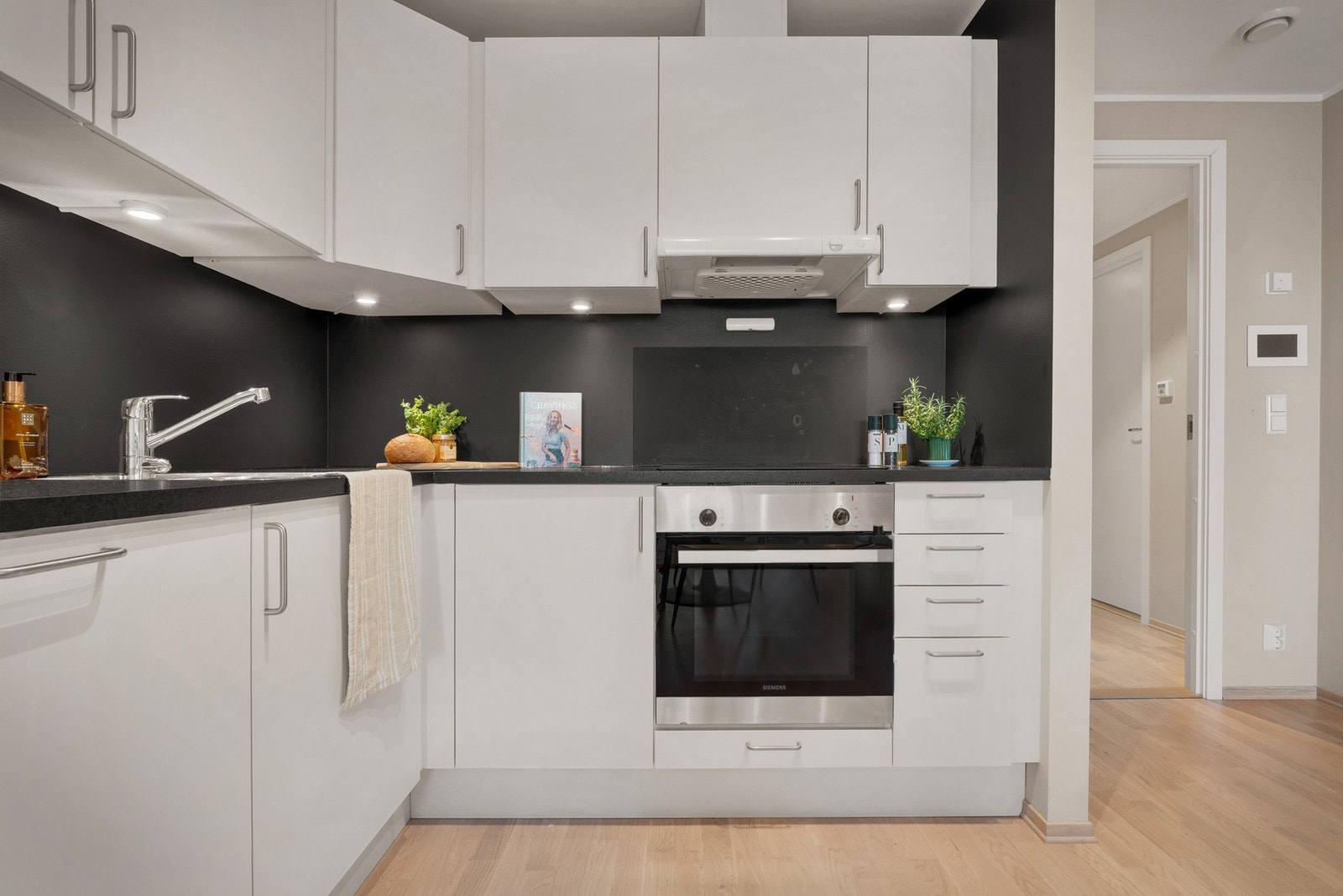 I tillegg til kjøkkenet har selger brukt boden på andre siden av rommet til oppbevaring av tørrvarer og kjøkkenapparat. Galleribilde