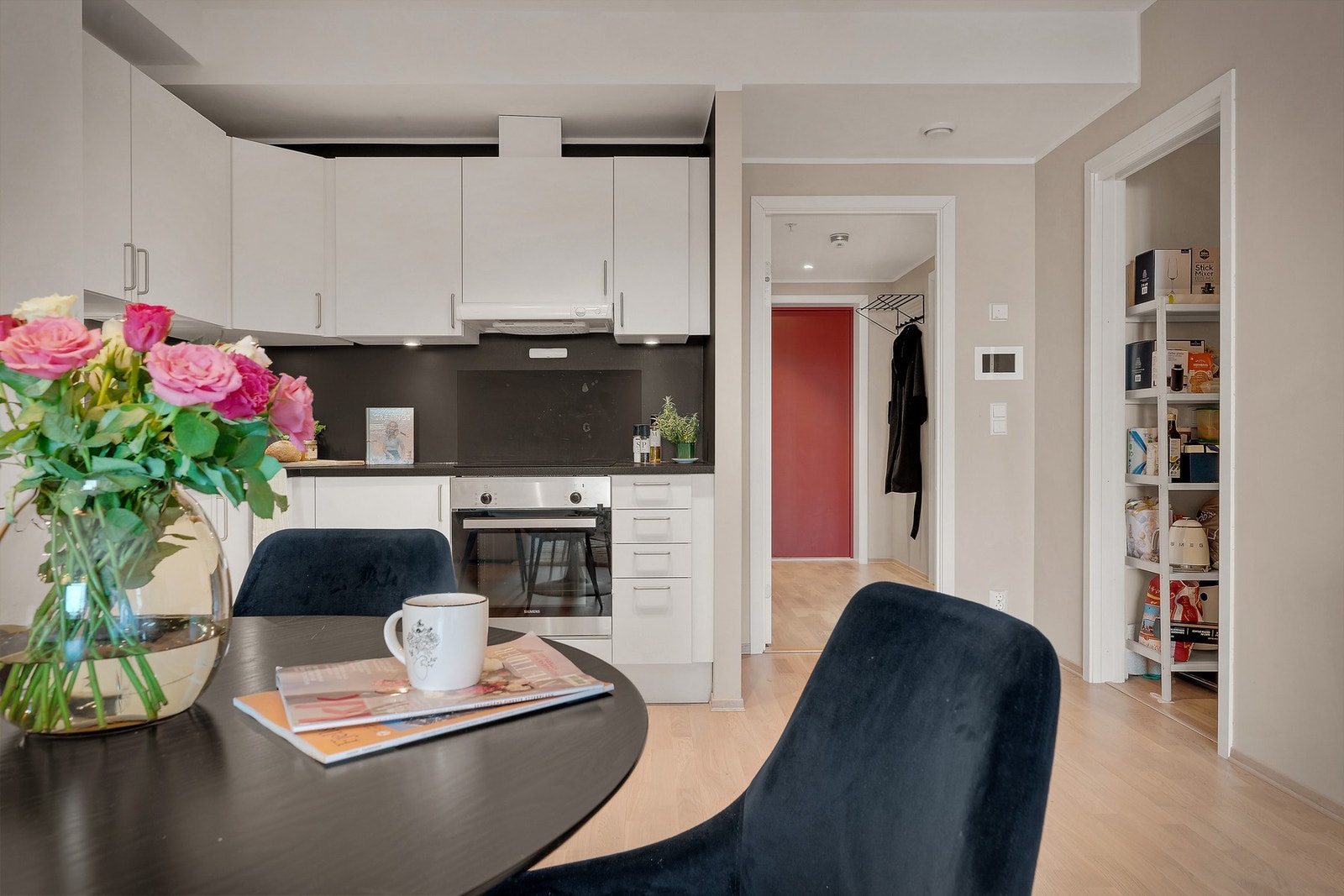 Det er også plass til spiseplass i den åpne løsningen. Galleribilde