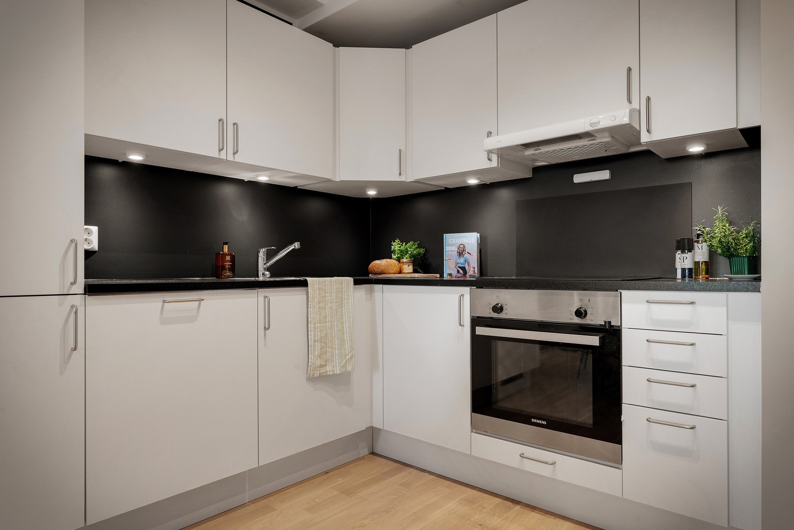 Hvitevarer på kjøkkenet følger med handelen. Galleribilde