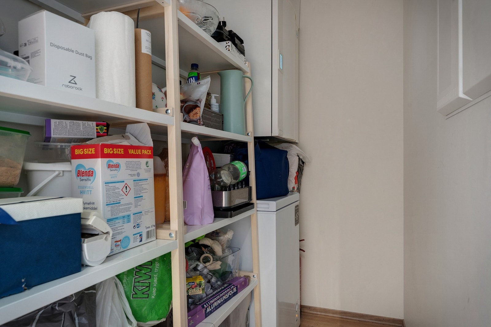 Leiligheten har både denne innvendige boden, samt en bod i kjelleren. Galleribilde