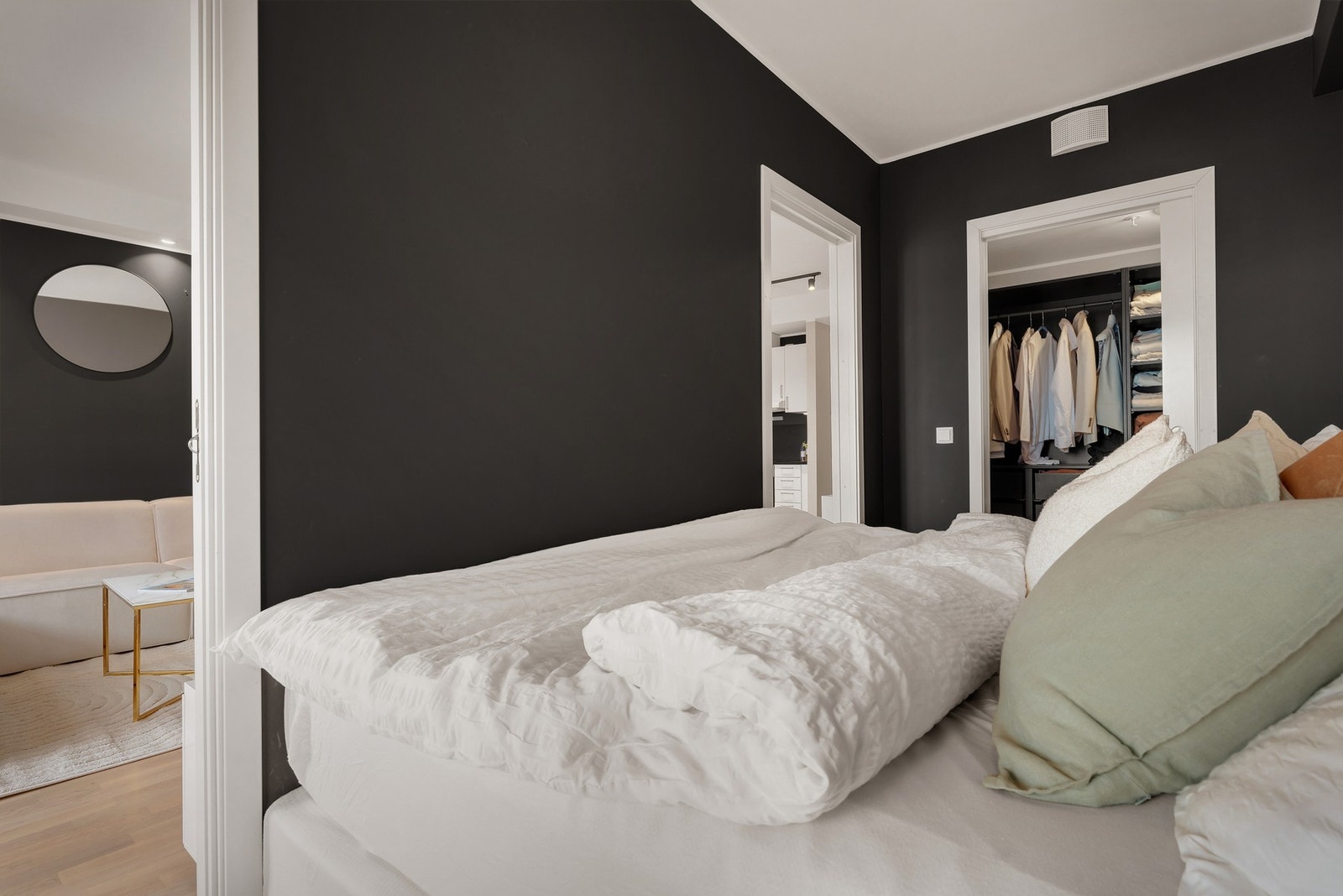 Soverommet er stort med egen inngang til garderobe. Galleribilde