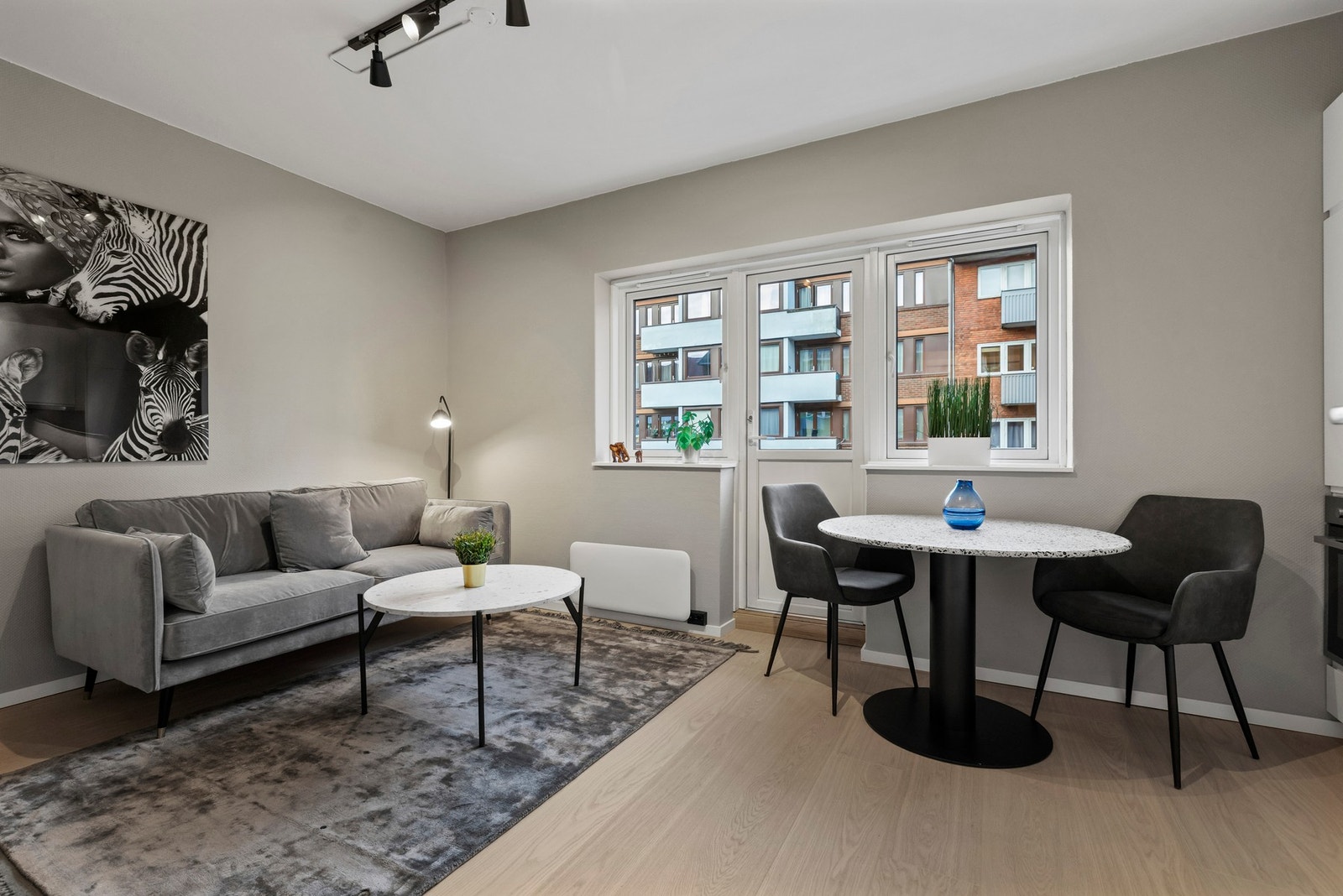 Åpen og luftig planløsning med plass til både spisestue og sofagruppe. Galleribilde