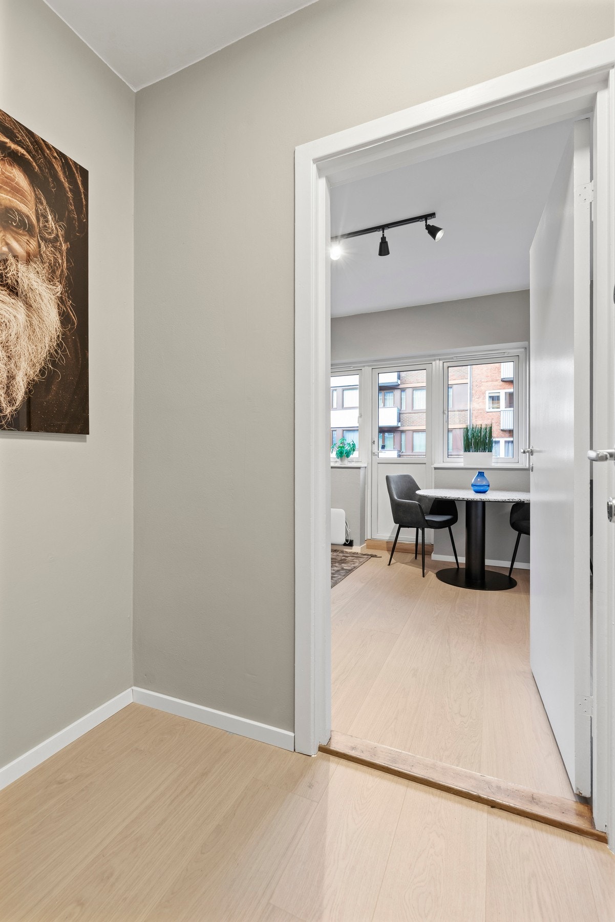 Entré med plass til garderobeskap. Det medfølger bod i kjeller. Galleribilde