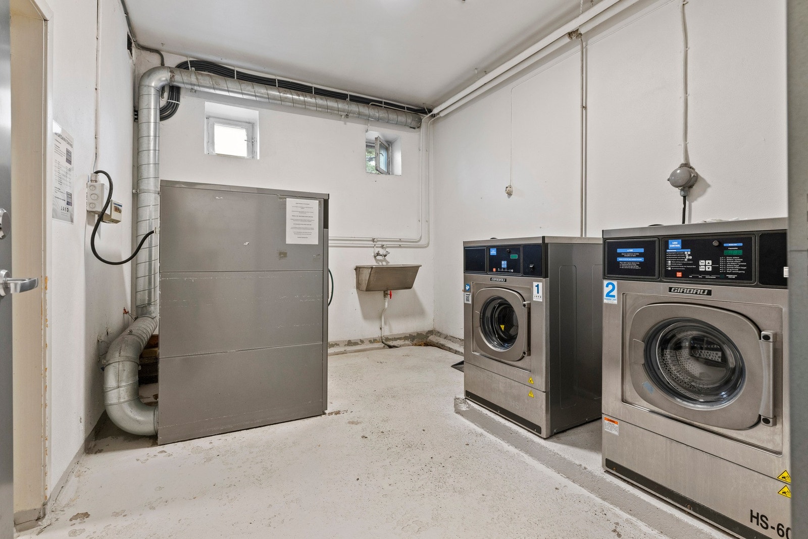 Flott fellesvaskeri i kjeller. Det er heis i bygget. Galleribilde