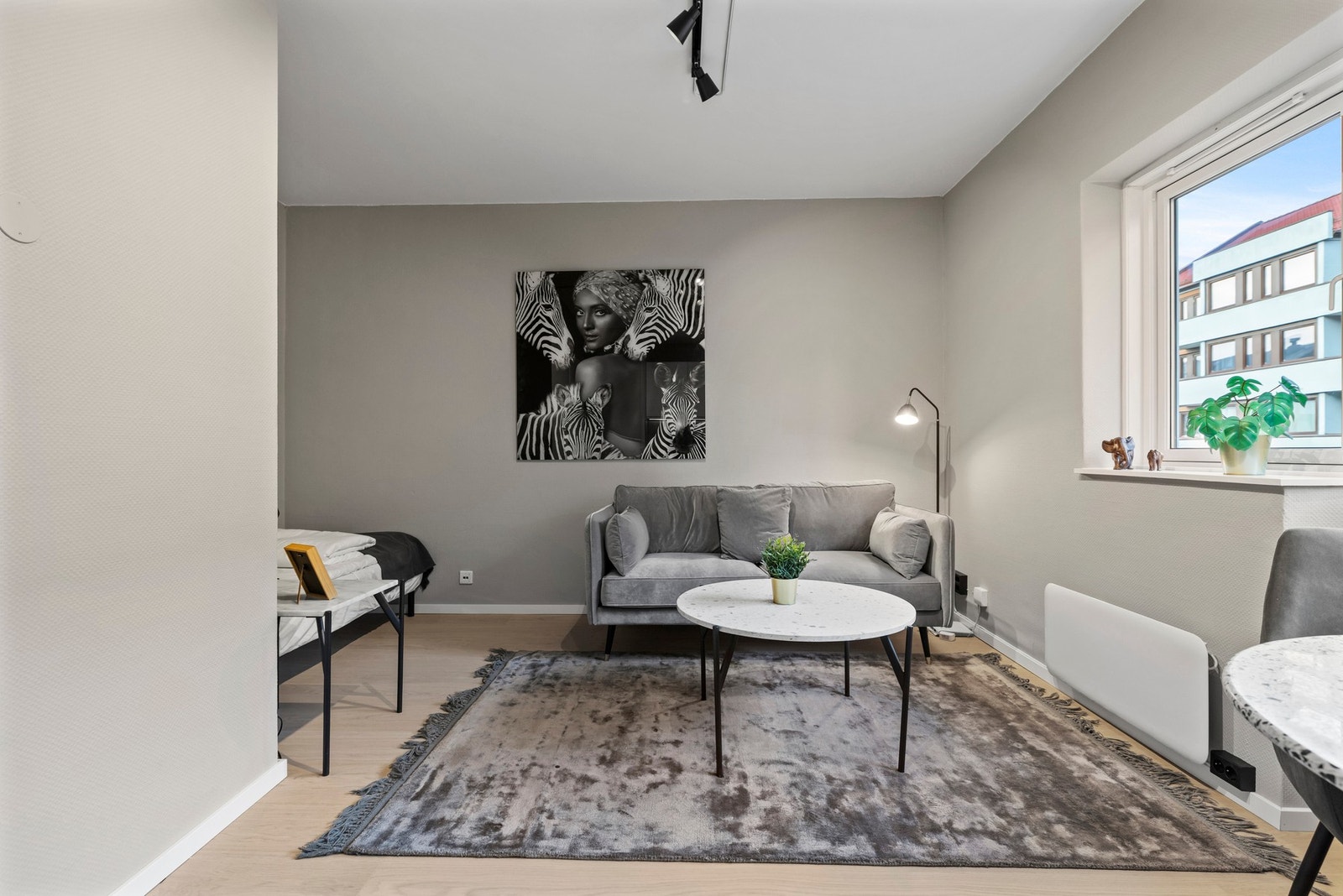 Alle overflater er slette og nymalte i 2025. Galleribilde