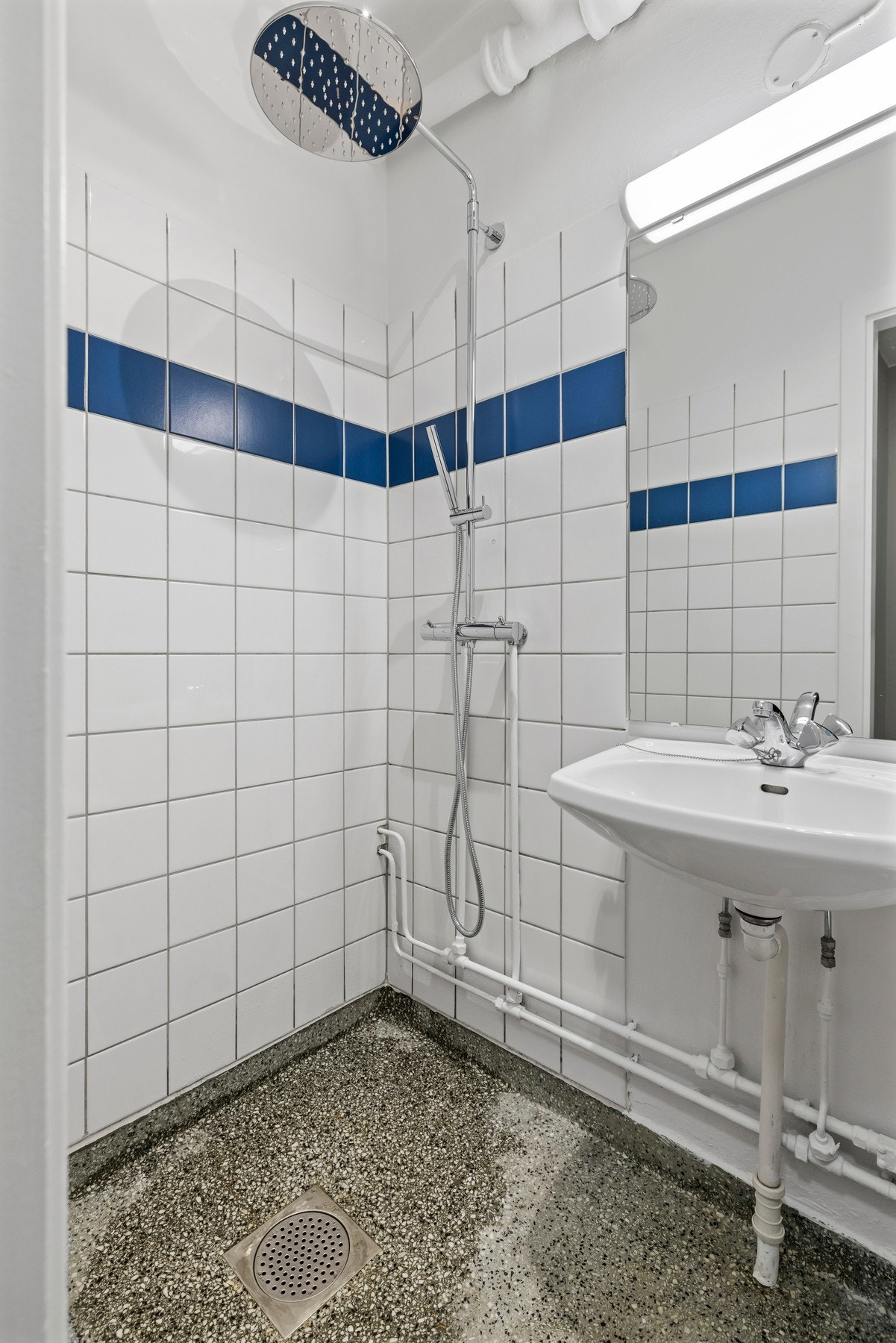 Funksjonelt baderom med moderniseringsbehov. Galleribilde