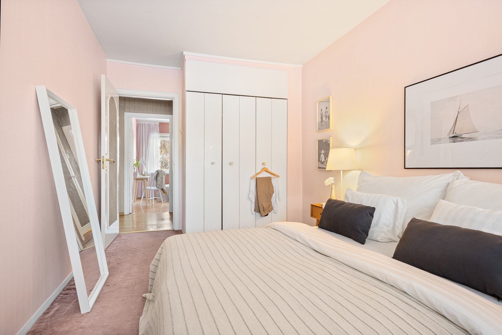 Soverom med skap. Galleribilde