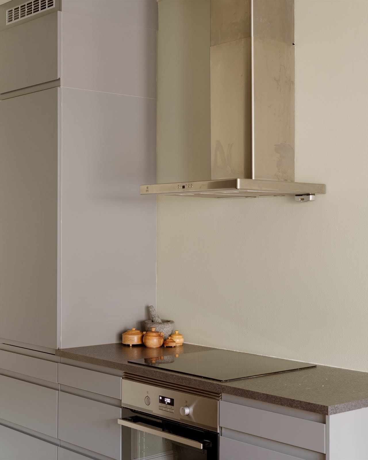 Med godt med benke- og skapplass er kjøkkenet både funksjonelt og lett å holde ryddig. Galleribilde