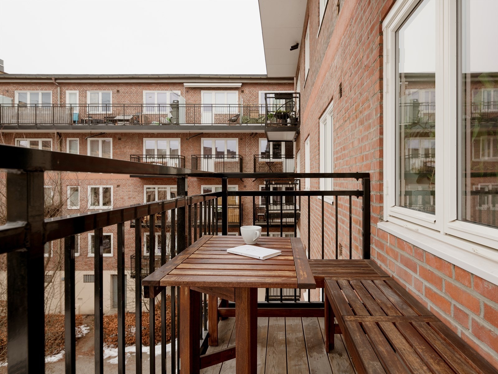 På balkongen følger det med en sittegruppe som passer like godt sommer som vinter. Galleribilde