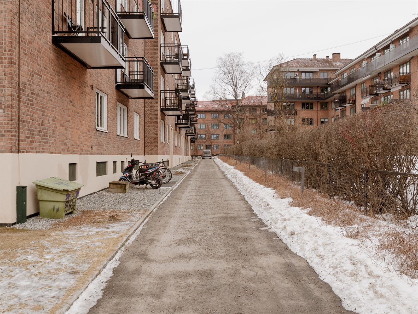 Boligen har adkomst fra en rolig stikkvei, hvor du også finner benker langs veien og busstopp i enden. Galleribilde