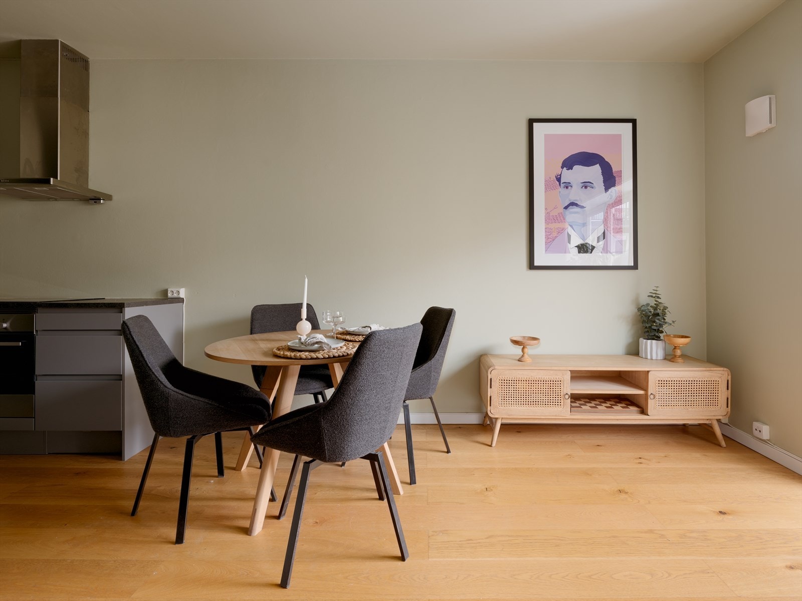 Rommet har en naturlig soneinndeling med egen plass til spisebord og lune kroker for ro. Galleribilde