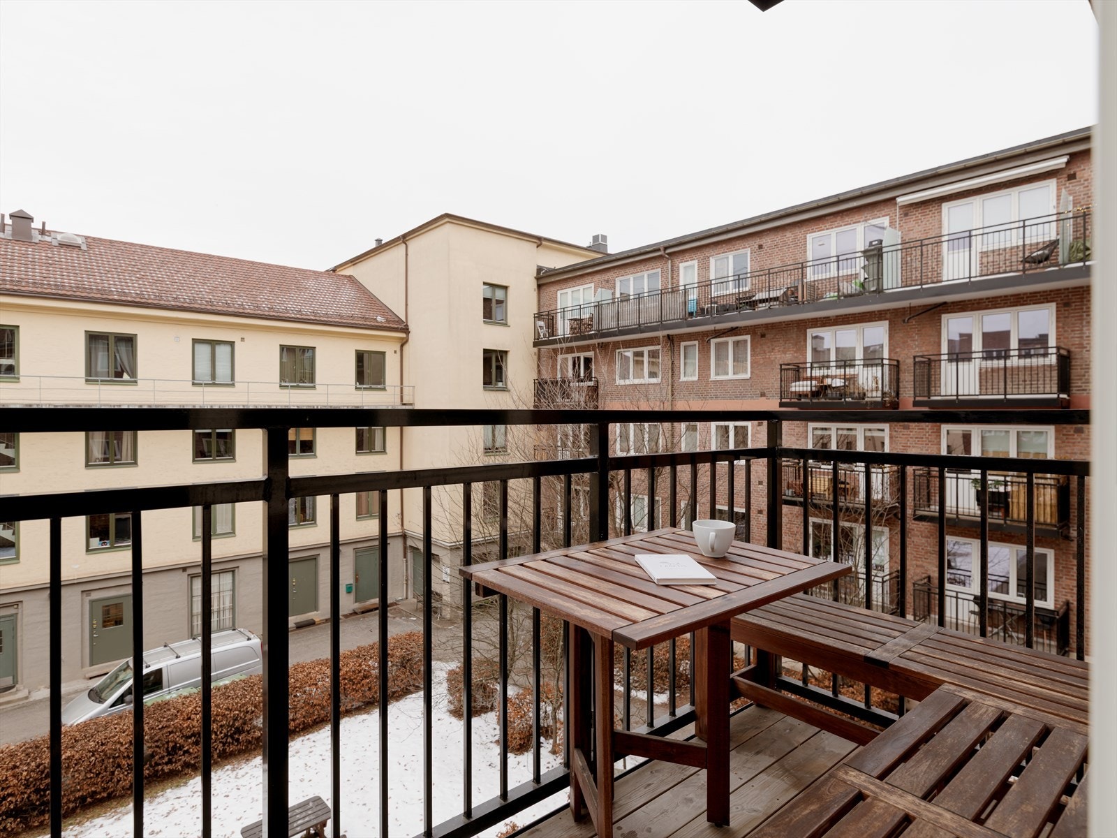 Leiligheten ligger i blokkens 3. etasje, med en balkong som har en høy og fri beliggenhet. Galleribilde