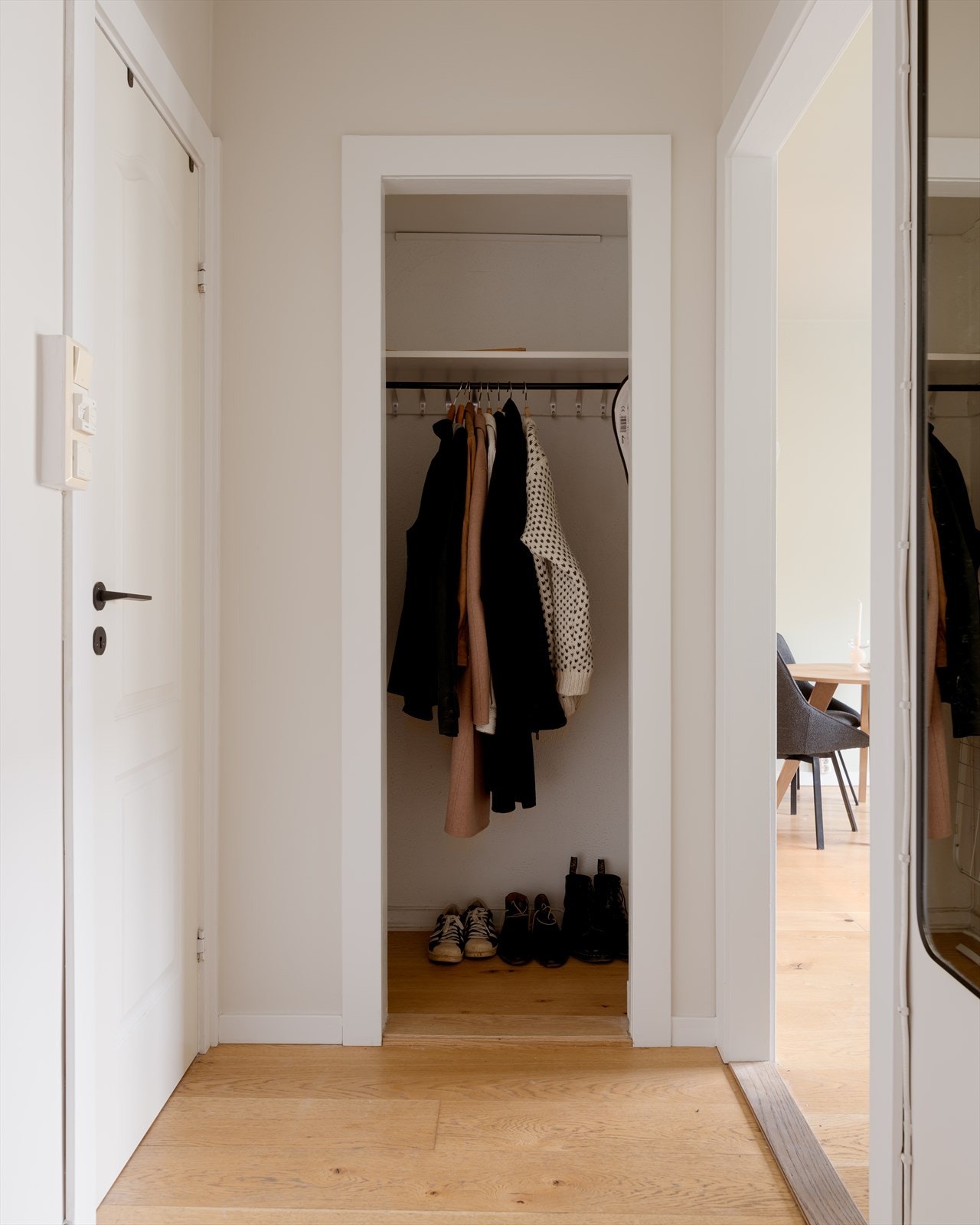 I entreen er det en åpen garderobeløsning som sikrer godt med plass til yttertøy, klær og sko. Galleribilde