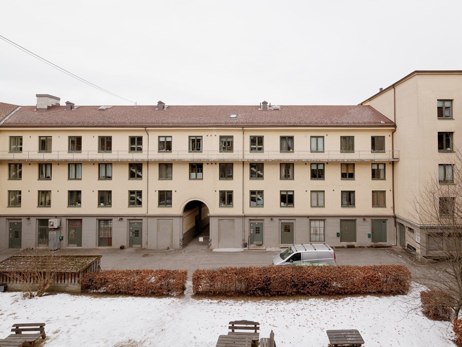 Balkongen vender mot den rolige bakgården, godt skjermet fra trafikk og byliv. Galleribilde