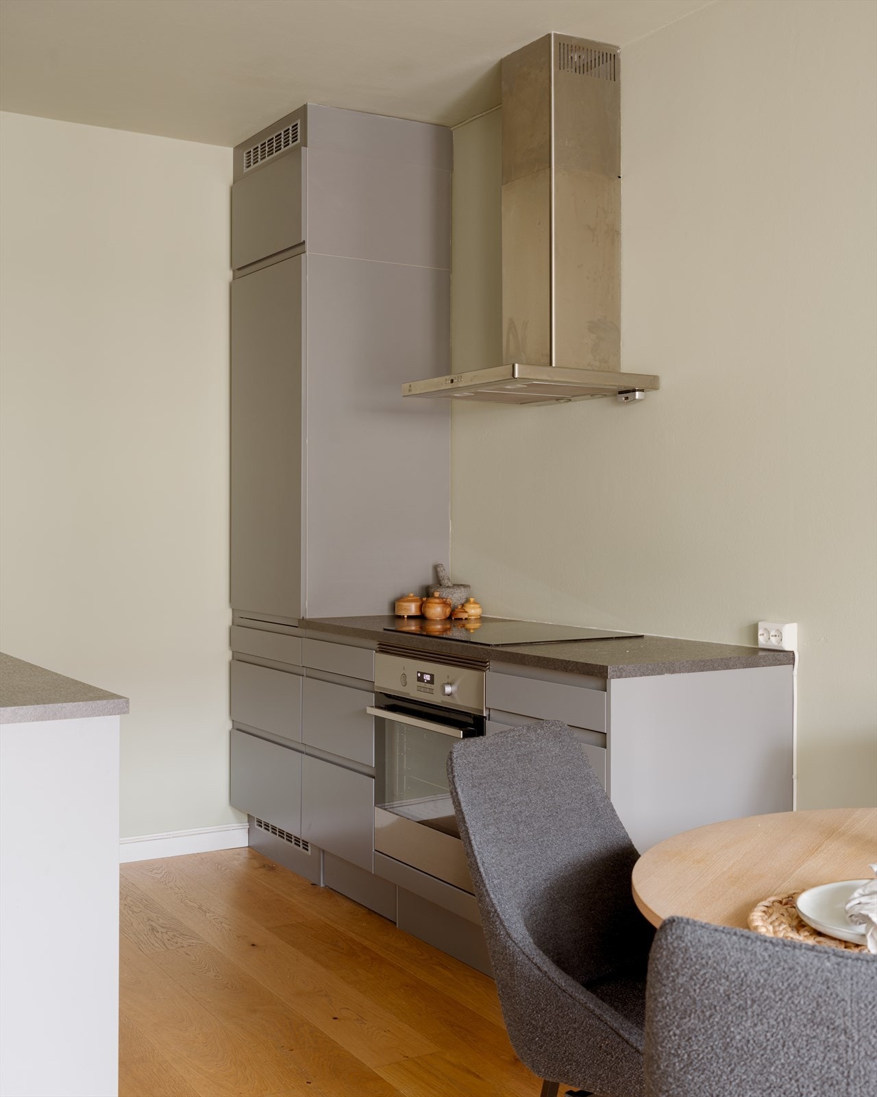 Her får du et kjøkken over to flater, bestående av integrete hvitevarer. Galleribilde