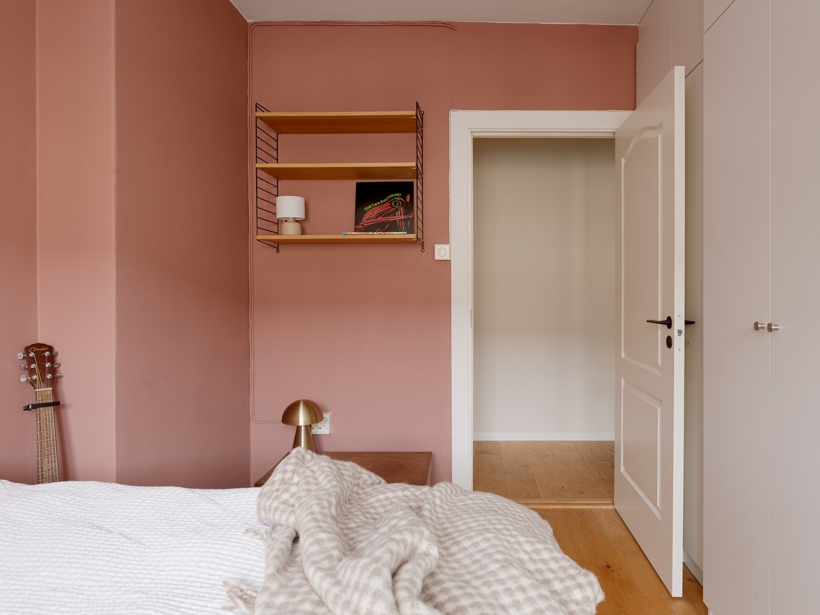 Rommet har plass til kontorpult eller annet møblement for deg som ønsker en egen arbeidskrok. Galleribilde