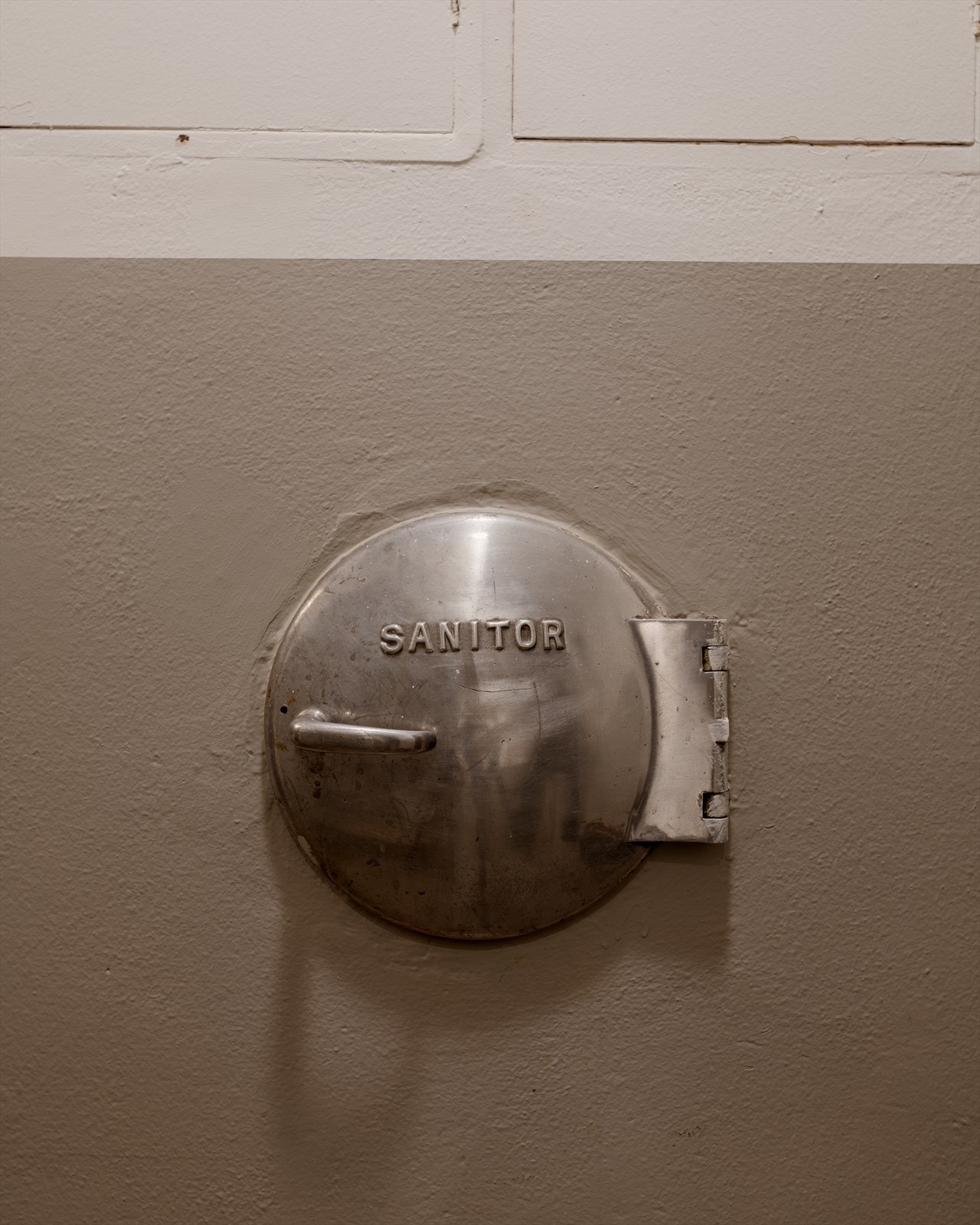 Dette er en av få bygårder som fortsatt har søppelsjakt rett utenfor inngangsdøren. Galleribilde