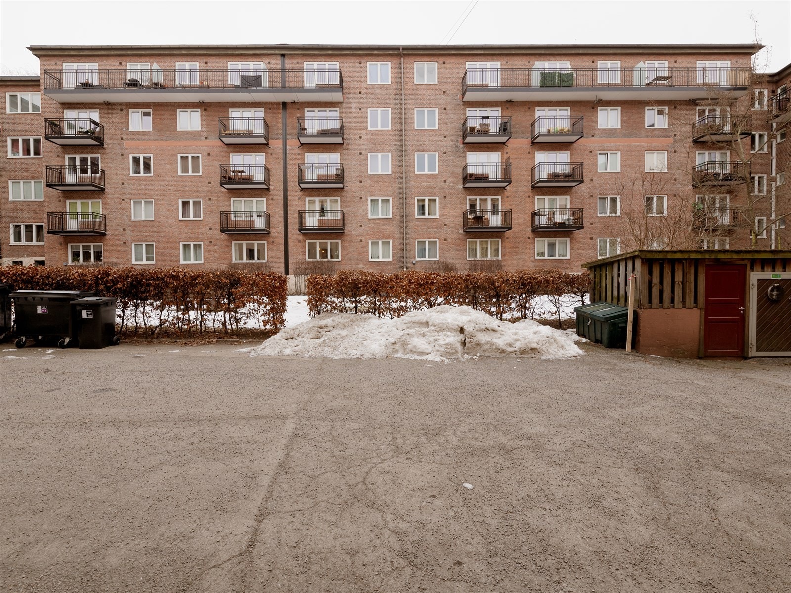 I bakgården finner du benker og gressplen, og om sommeren settes det ut kullgriller til felles bruk. Galleribilde