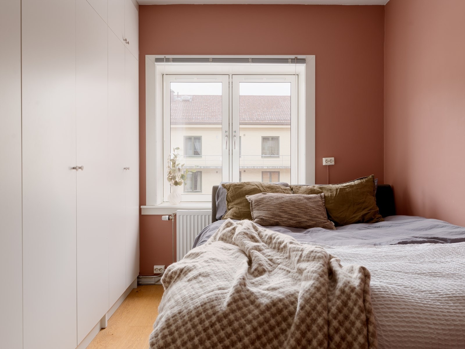 Garderobeskapet utnytter hele vegglengden og gir en ryddig og praktisk oppbevaringsløsning. Galleribilde