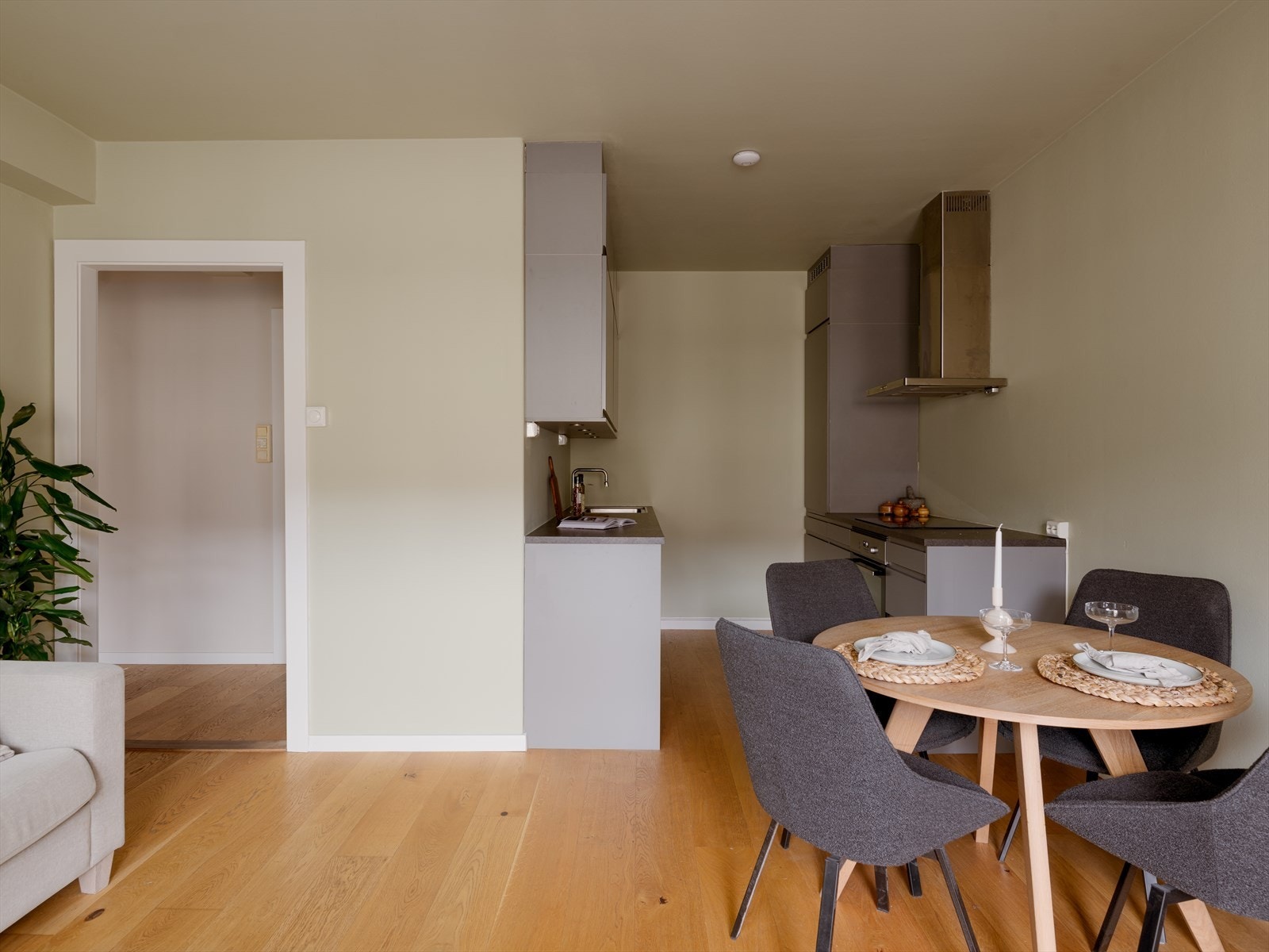 Leiligheten har en sosial og åpen stue/kjøkkenløsning. Galleribilde