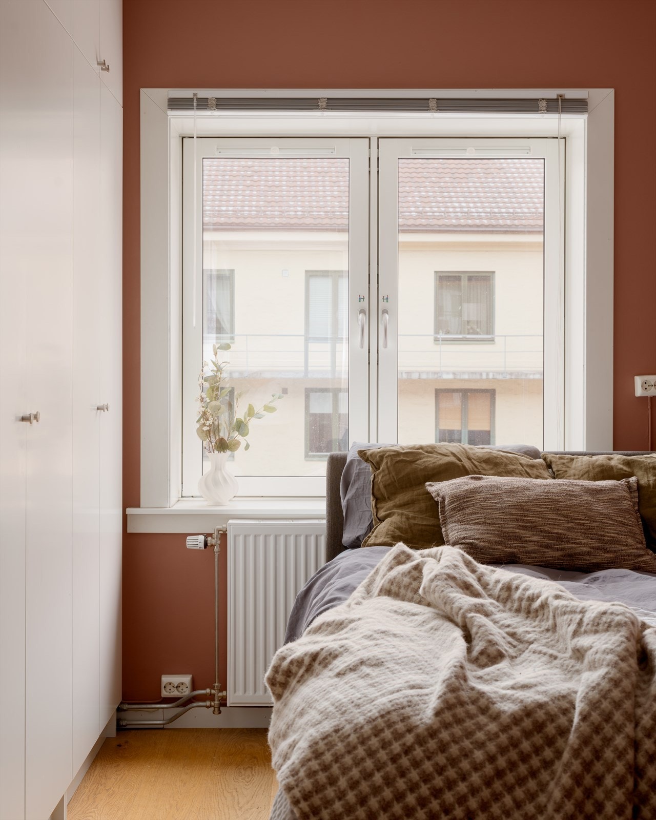 Vinduene har fått TG1 og vender ut mot den rolige bakgården, noe som sikrer minimalt lydinnslipp. Galleribilde