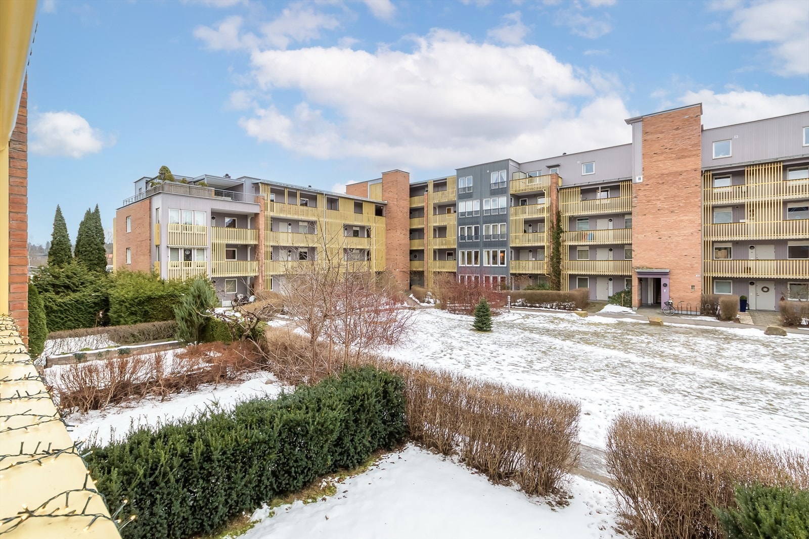 Utsyn fra balkong mot stille, felles hage - Ingen innsyn Galleribilde