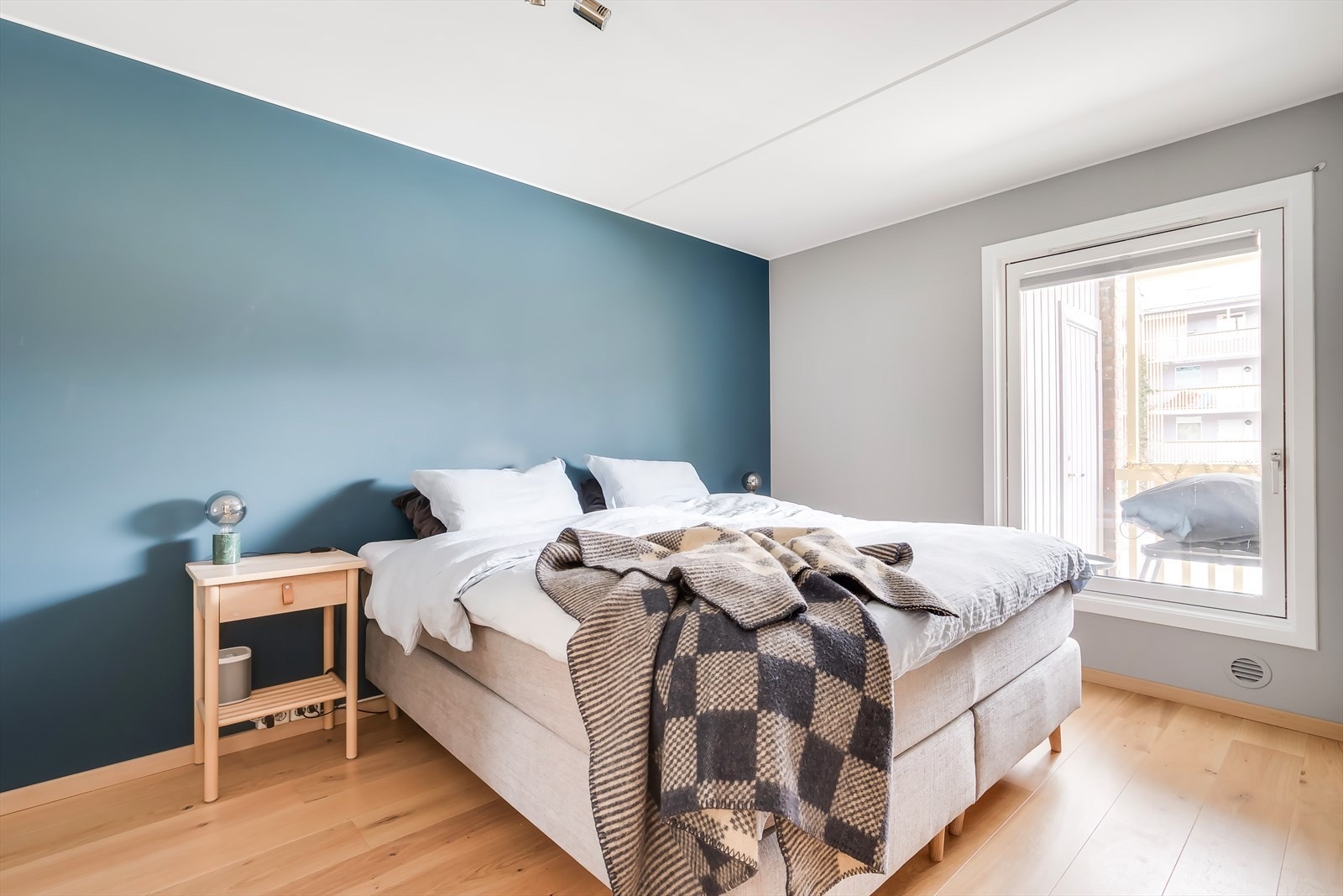 Stort hovedsoverom med god plass til dobbeltseng, nattbord og garderobeskap Galleribilde