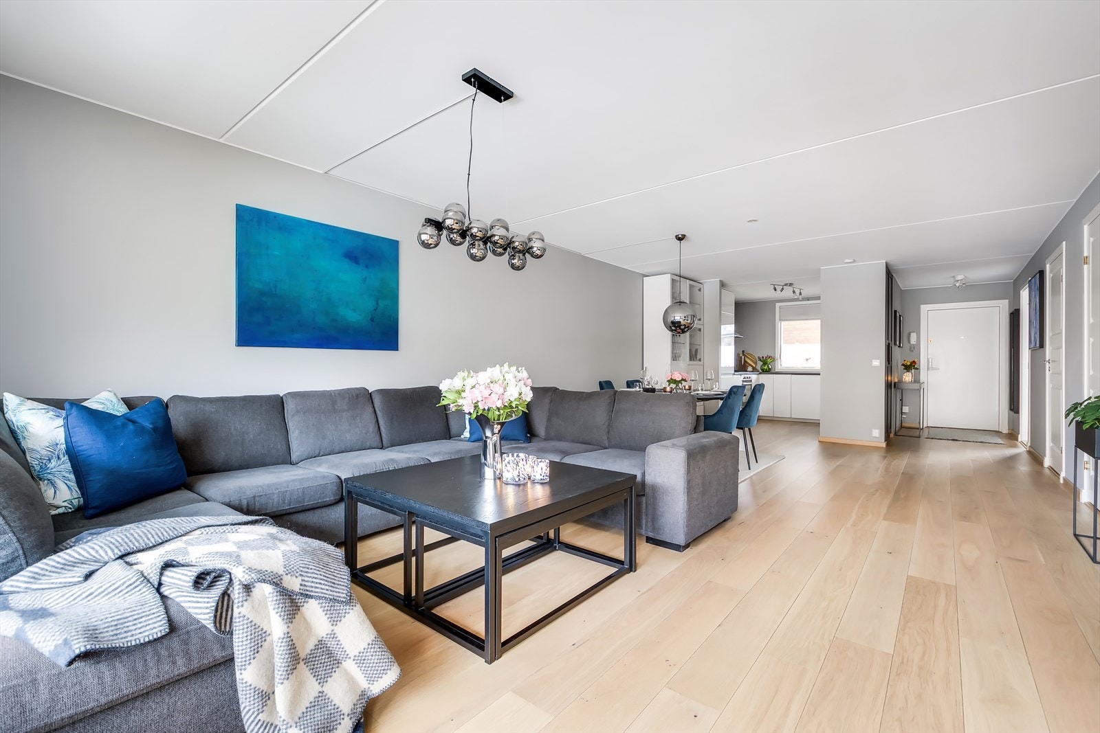 Stuen er i dag innredet med stor sofa/tv-avdeling som står åpent mot kjøkkenet Galleribilde