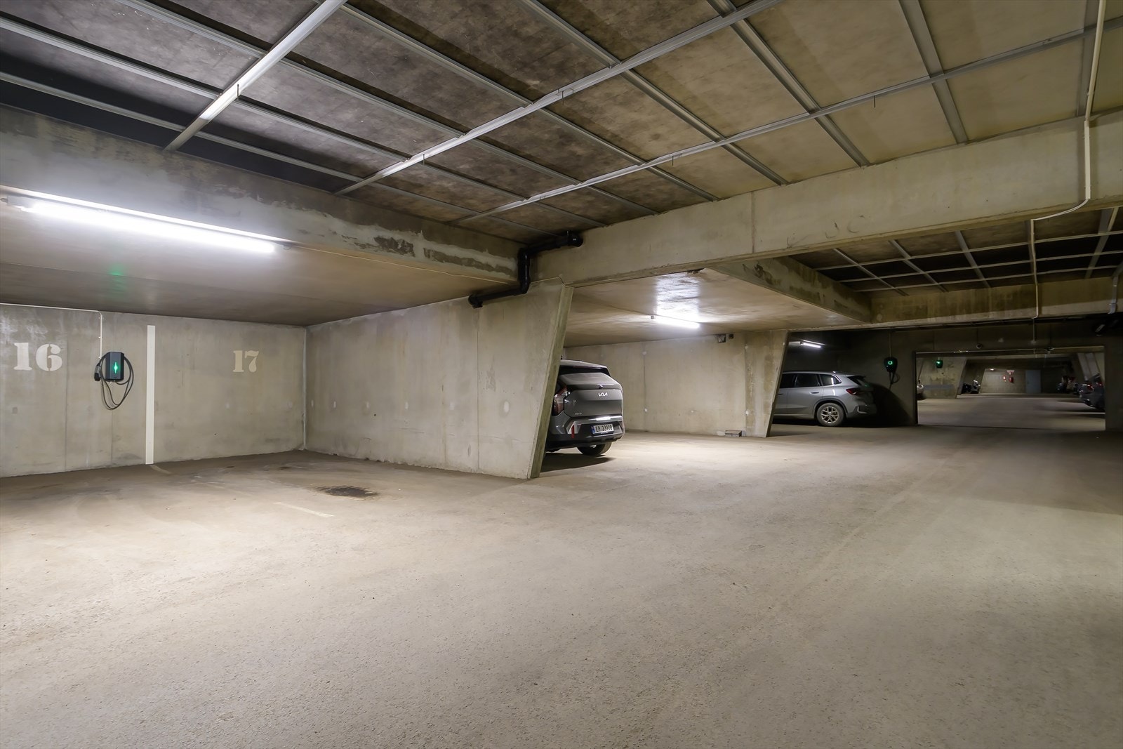 P-plass medfølger i felles garasjeanlegg. Sameiet har avtale med leverandør av ladeboks som kan monteres ved ønske Galleribilde