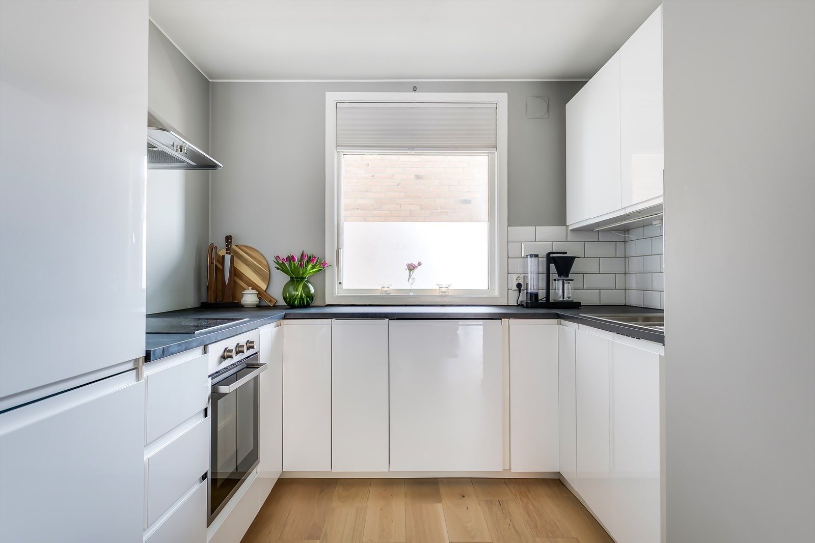 Stilren innredning med integrerte hvitevarer - Kjøkkenet ble oppgradert i regi av forrige eier i 2021 Galleribilde