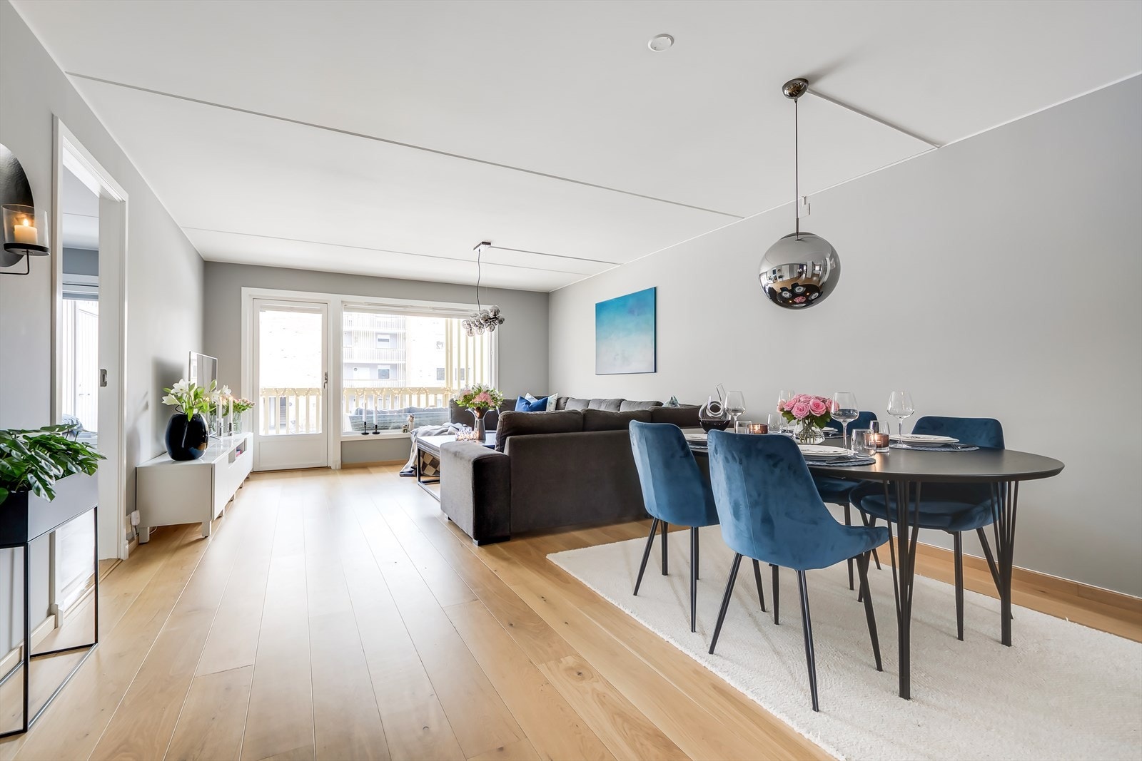 Store, åpne oppholdsrom med vindusflater nærmeste fra gulv til tak Galleribilde