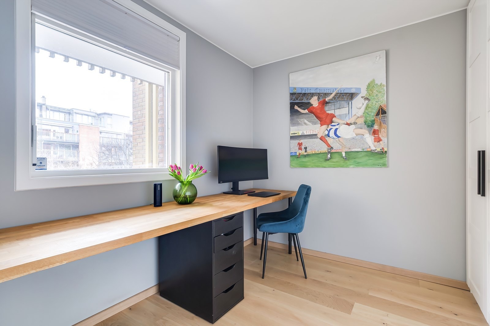 Soverom II er i dag innredet som stort hjemmekontor Galleribilde