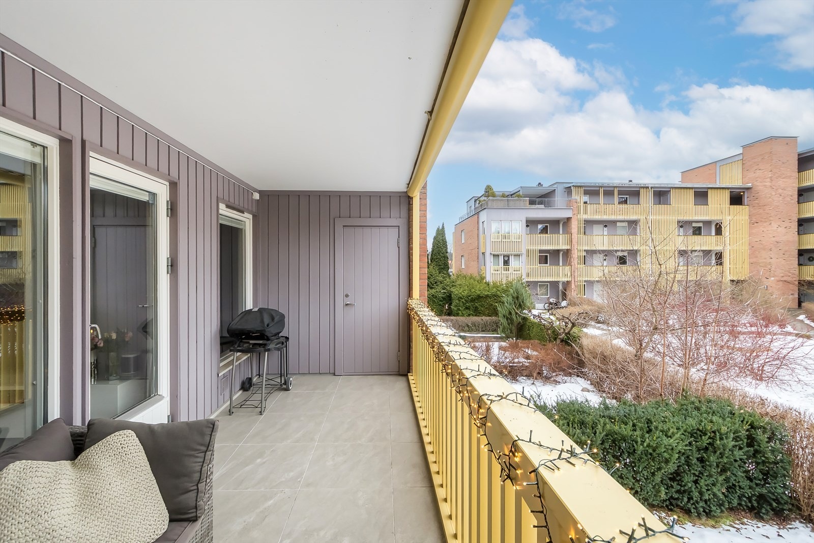 Flislagt gulv og strømuttak - Praktisk bod i enden av balkongen Galleribilde