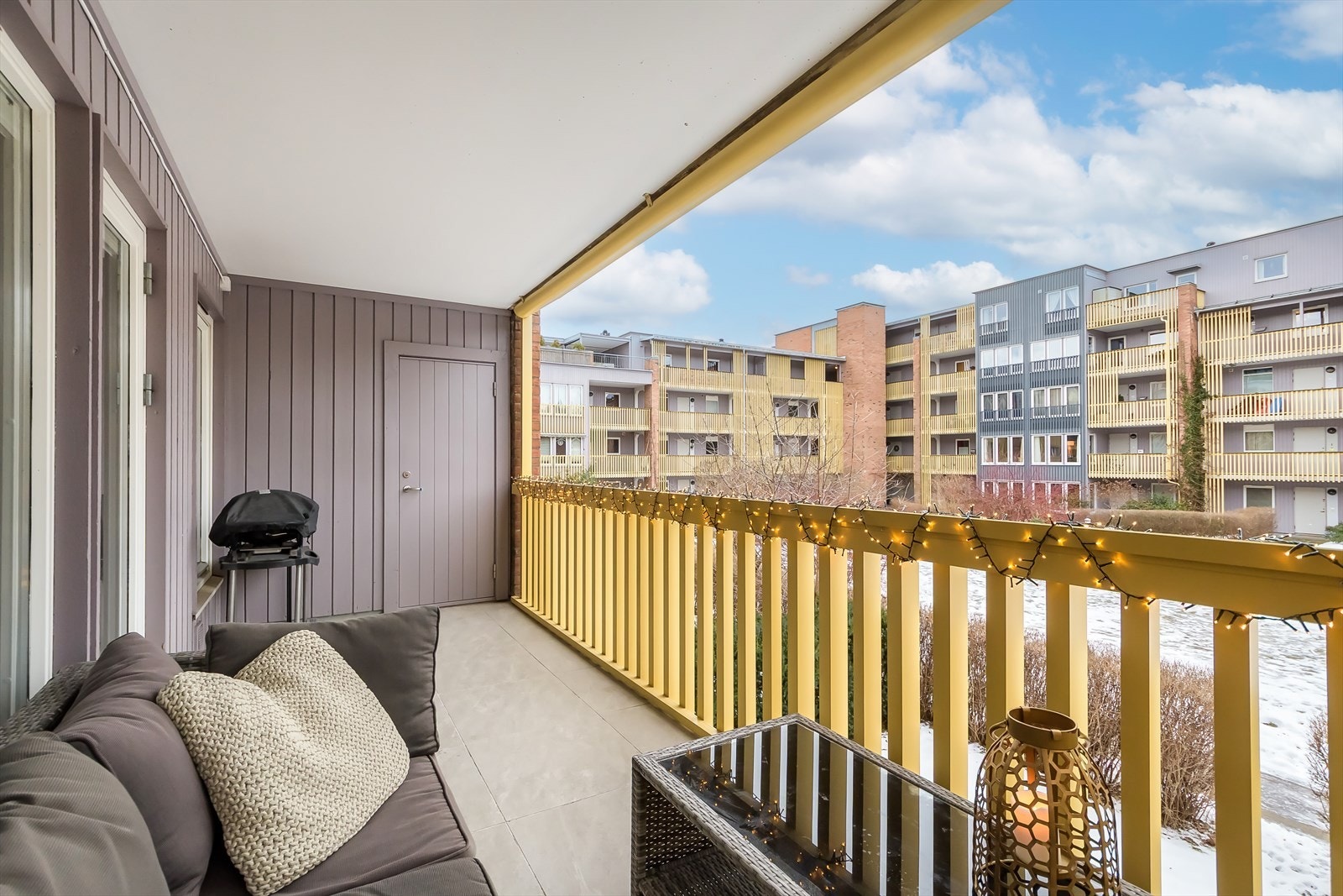 Balkongen vender mot sørvest og måler 11 kvm. - Mange innredningsmuligheter Galleribilde