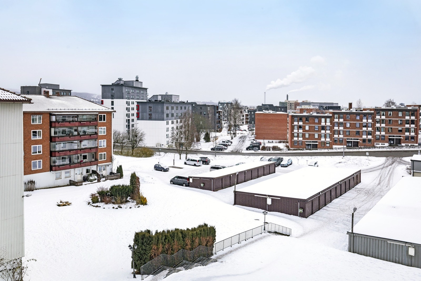 Leiligheten ligger godt tilbaketrukket fra vei, men har samtidig svært sentral beliggenhet Galleribilde