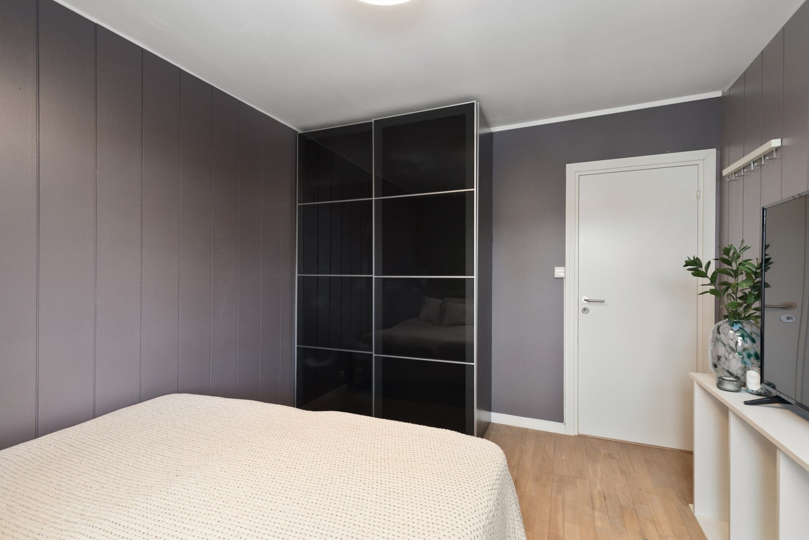 Medfølgende garderobeskap på hovedsoverommet Galleribilde