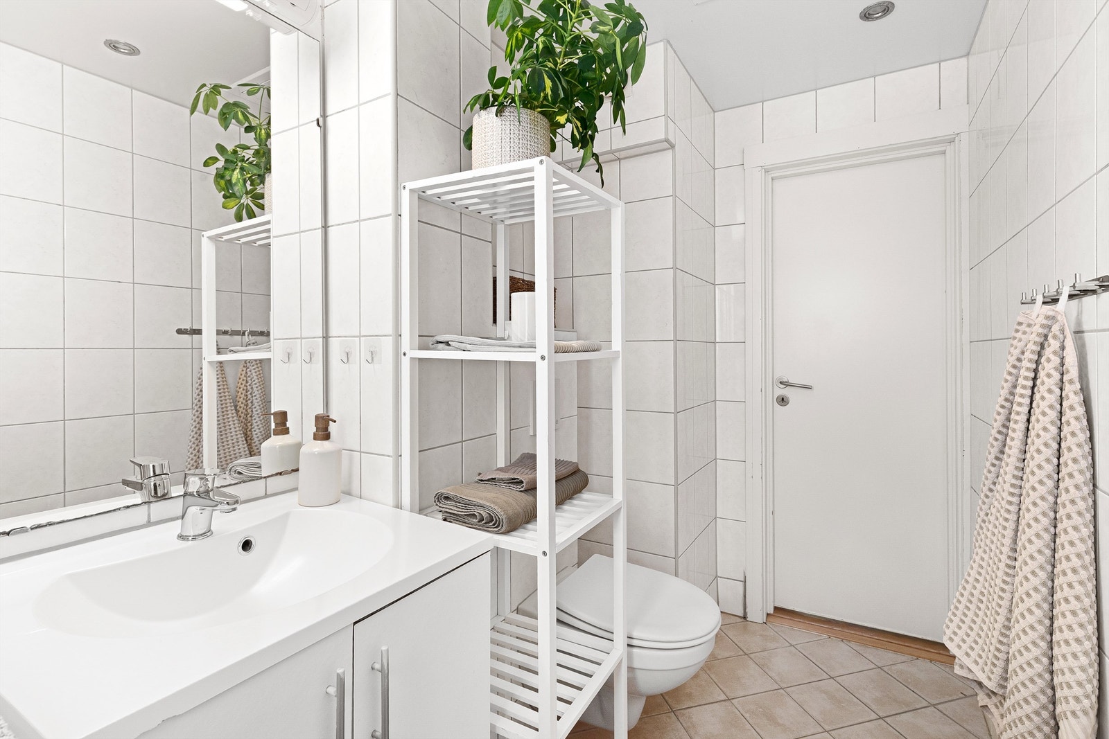 Badet har opplegg for vaskemaskin og gulvvarme Galleribilde