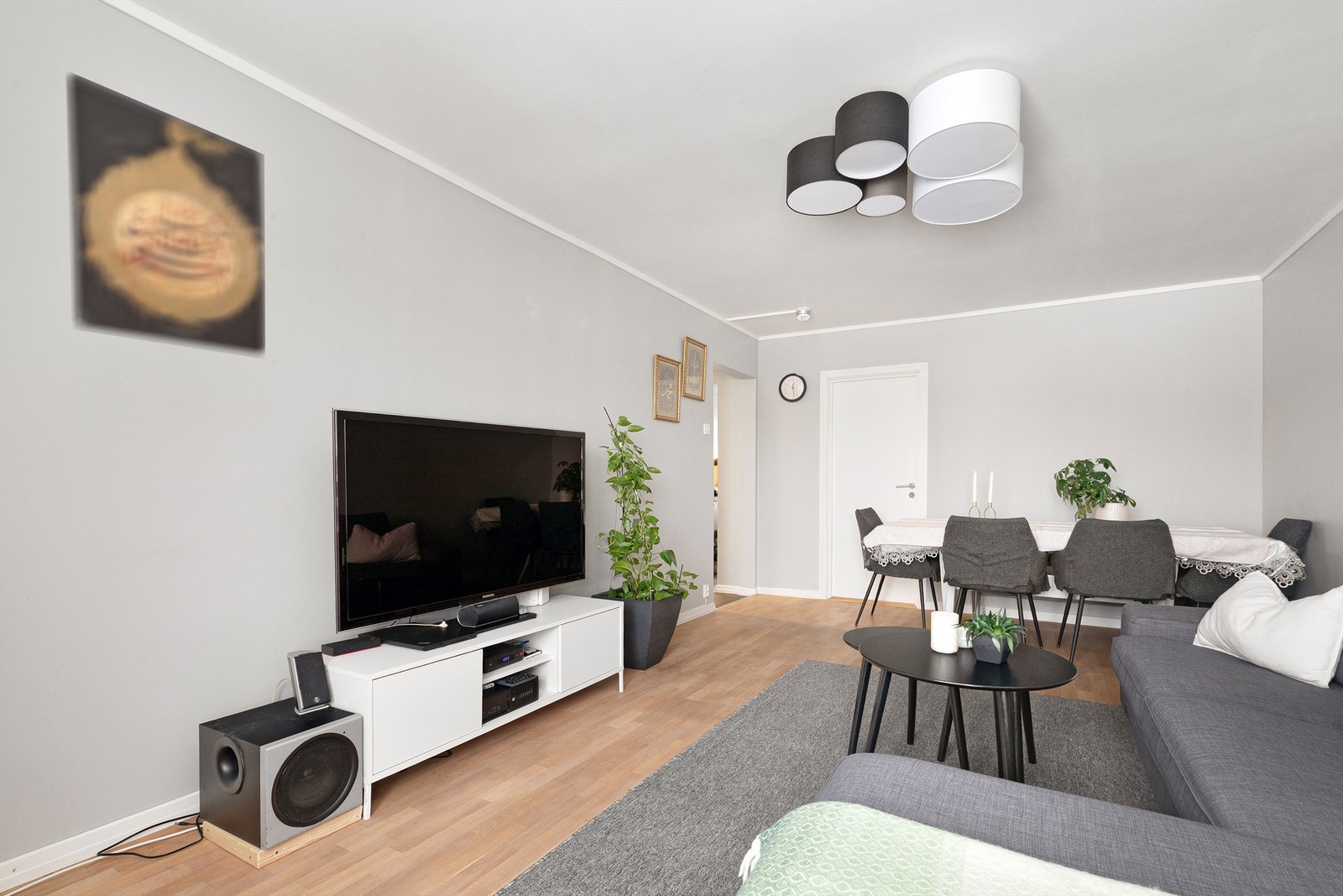 God plass til spisebord i stuen, kort vei til kjøkkenet Galleribilde