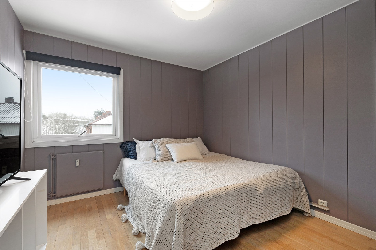 Hovedsoverommet har god størrelse med god plass til dobbeltseng Galleribilde