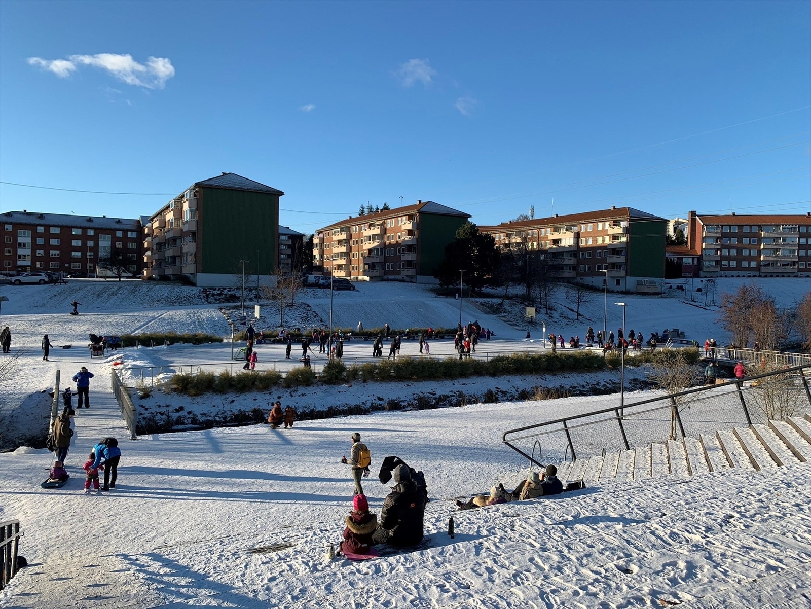 På vinterstid er det skøytebane og muligheter for å ake Galleribilde