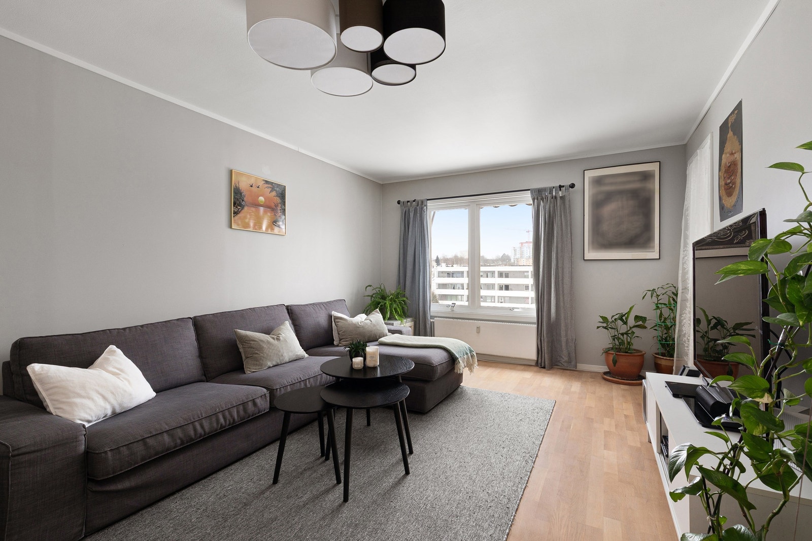 Fin stue med god plass til sofagruppe og TV-møbler. Gulvet i stuen ble slipt i 2022. Foto: Hanne Bruland/FotoHanne Galleribilde