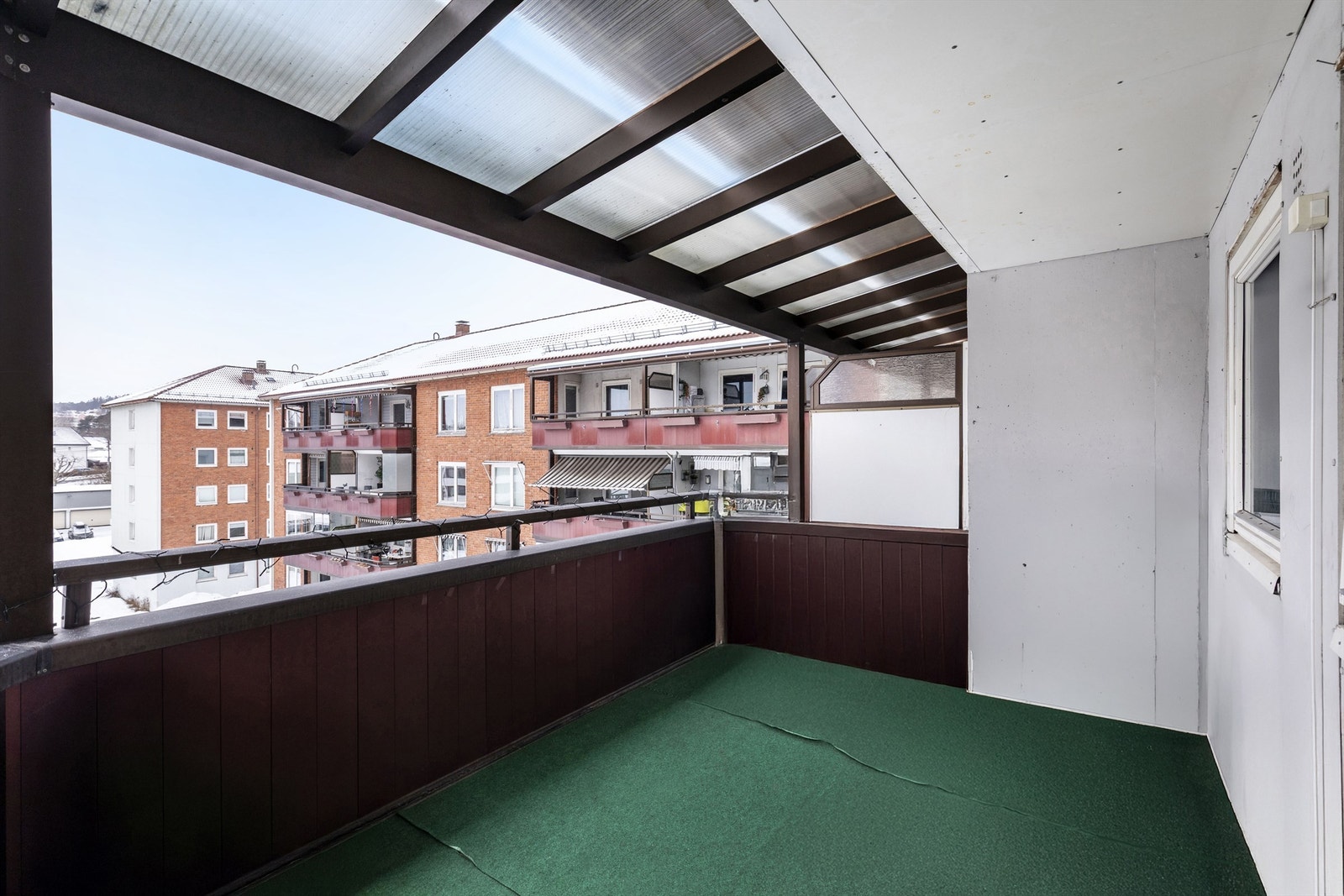 Balkongen er på hele 10 kvm med god plass til utemøbler Galleribilde