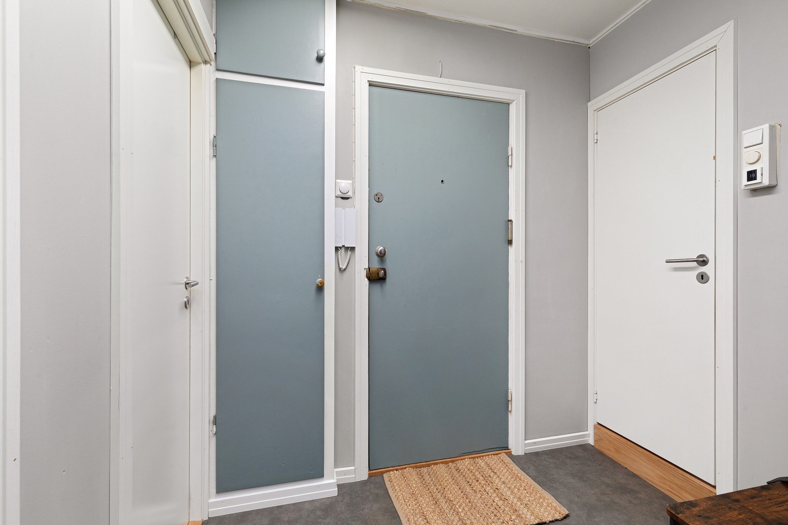 Plassbygget skap i entréen Galleribilde